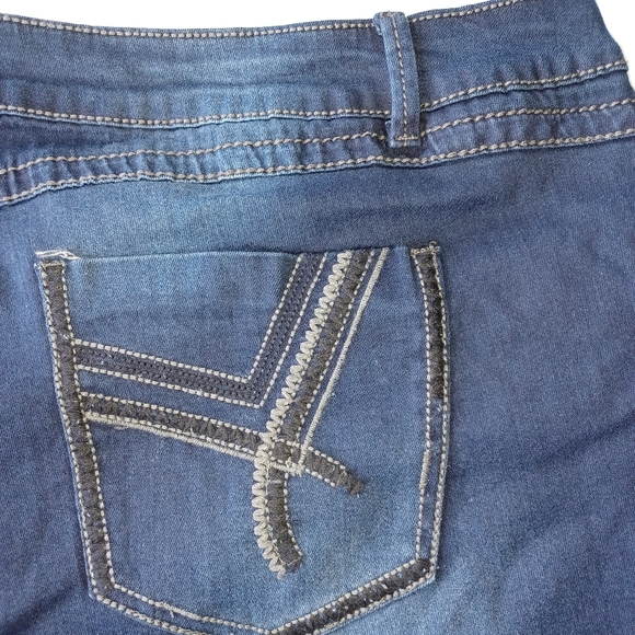 NWT Ashley Stewart Jeans Size 28 with Embroidery - Picture 2 of 10